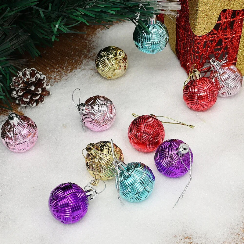 Ziemassvētku dekoratīvās bumbiņas, krāsainas austas teksturētas bumbiņas Ziemassvētku eglīšu rotājumiem, kulons 2024. gada Jaungada mājas ballīšu dekorēšanai