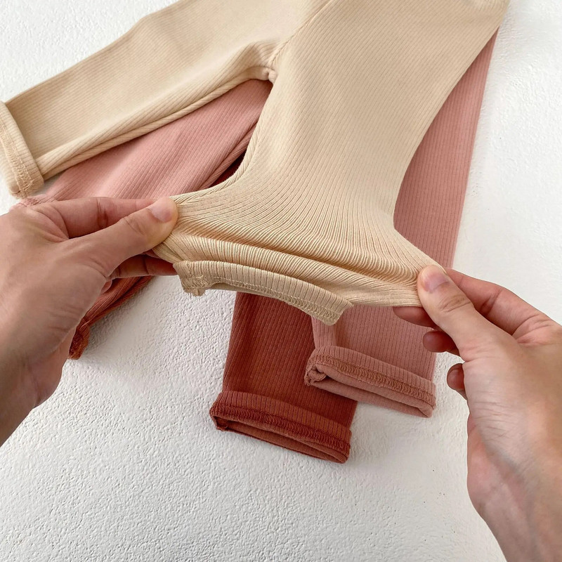 Μωρό μονόχρωμο κολάν 2023 Φθινόπωρο Βρεφικά αγόρια Κοριτσίστικα κολάν με ραβδώσεις στενό παντελόνι 0-3 ετών Βρεφικό νήπιο Παιδικό καθημερινό παντελόνι