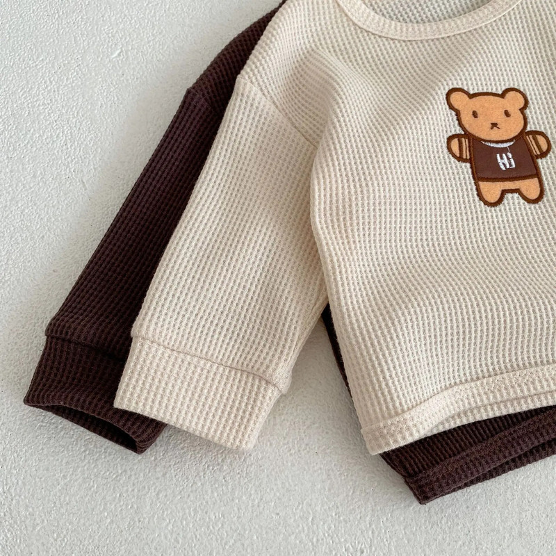 2023. gada pavasara rudens bērnu apģērbu komplekti, vafeļu lācītis, izšuvumi ar garām piedurknēm, topi un bikses, 2 gab.