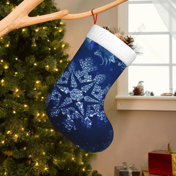 Коледен чорап Класически големи чорапи Огромни снежинки в синьо звездно небе 18 инча Коледен чорап за семеен празник