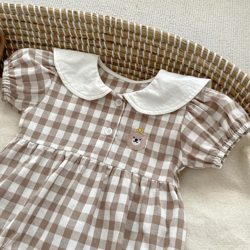Korejiešu bērnu apģērbi vasaras zīdaiņu meitenēm zēniem rūtaini īsām piedurknēm bodiji jauks lācis ar izšuvumu atloks viendaļīgs toddler kombinezons