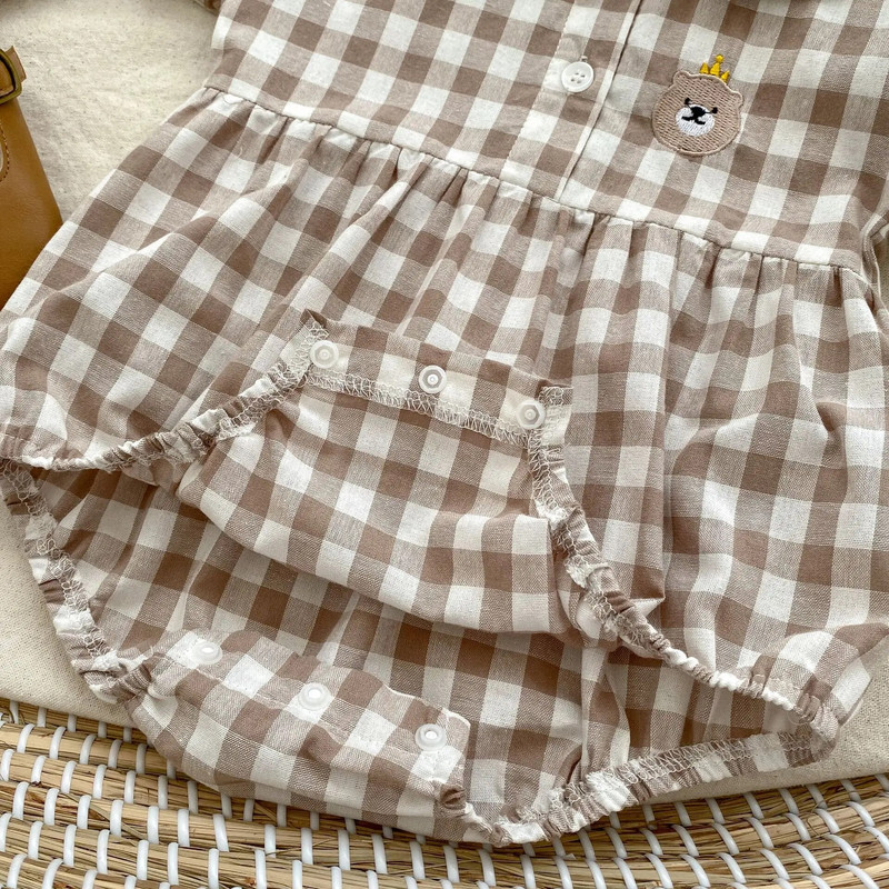 Korejiešu bērnu apģērbi vasaras zīdaiņu meitenēm zēniem rūtaini īsām piedurknēm bodiji jauks lācis ar izšuvumu atloks viendaļīgs toddler kombinezons
