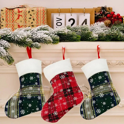 Mini crvene i zelene karirane božićne čarape, slatke ukrasne pahuljice, privjesak za božićno drvce, viseći božićni ukrasi za dom