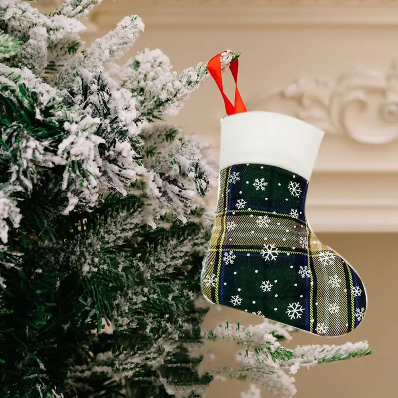 Mini sarkanas un zaļas rūtainas Ziemassvētku zeķes jaukas dekoratīvas sniegpārsliņas Ziemassvētku eglītes kulons piekārtiem Ziemassvētku rotājumiem Sākums