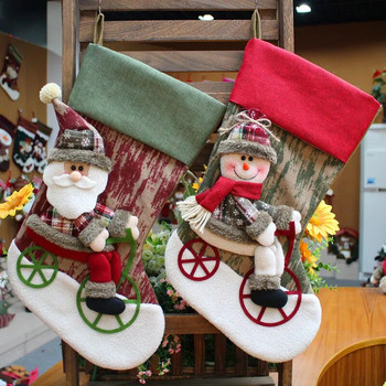 Χριστουγεννιάτικες κάλτσες και θήκες δώρων σε ευρωπαϊκό στιλ με εορταστικές διακοσμητικές καραμέλες κάλτσες με σχέδιο Άγιος Βασίλης και τάρανδος