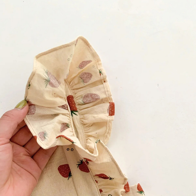 6630 Korejska odjeća za djevojčice Ljeto 2023. Nova modna jednodijelna odjeća za slatke djevojčice Kombinezoni letećih rukava s printom jagoda