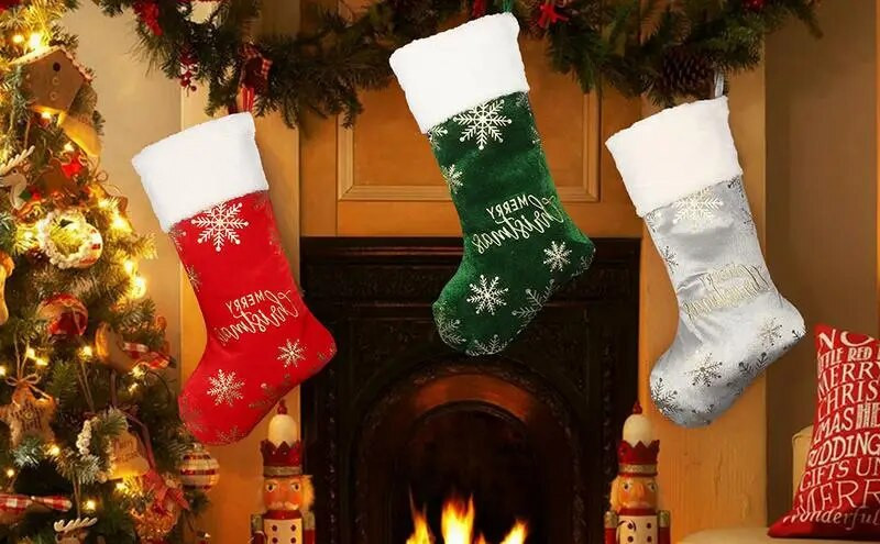 Zeķes Ziemassvētkiem pārnēsājamas radošas Ziemassvētku zeķes, atjaunojamas dekoratīvas uzkodu turētājs Ziemassvētku vecīša sniegavīra konfekšu maisiņi