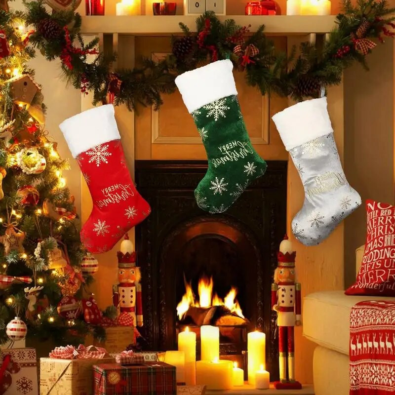 Zeķes Ziemassvētkiem pārnēsājamas radošas Ziemassvētku zeķes, atjaunojamas dekoratīvas uzkodu turētājs Ziemassvētku vecīša sniegavīra konfekšu maisiņi