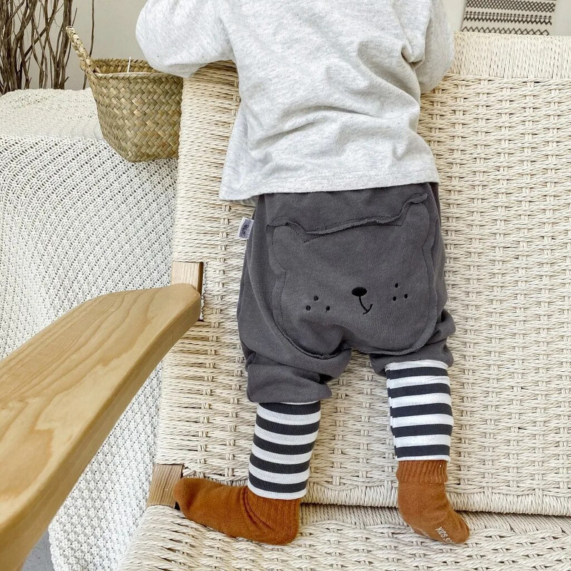 Jesenske dječje hlače za dječake 2023. Nove korejske dječje hlače iz crtića visokog struka Pamučna odjeća za djevojčice 0-3 godine Prugasta odjeća