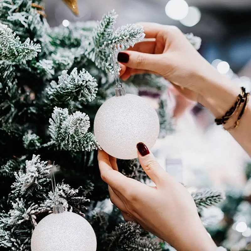 6gab 6-8cm Ziemassvētku bumbiņas plastmasas baltas Ziemassvētku eglītes iekaramās bumbiņas Jaungada Ziemassvētku piekarināmās dekorācijas mirdzošas Ziemassvētku bumbas