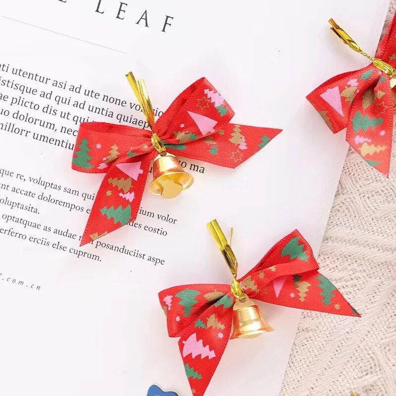 Božićna mašna sa zvončićima od 10 komada. Božićna mini crveno-zelena mašna. Poklon ukras. Božićno drvce. Viseći dekor. Blagdanska dekoracija.