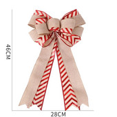 Božićno ukrašena dvostruka membrana bubnjića Utrnuli leptir čvor Božićno drvce Ukrašeno javorovo lišće Leptir čvor