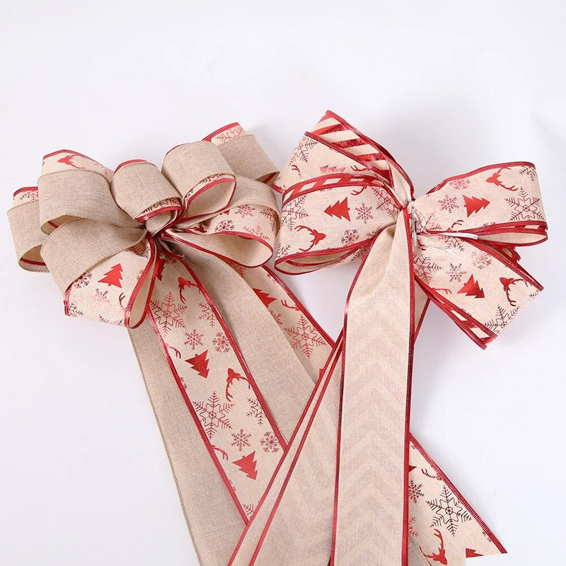 Božićno ukrašena dvostruka membrana bubnjića Utrnuli leptir čvor Božićno drvce Ukrašeno javorovo lišće Leptir čvor