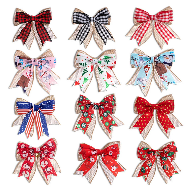 Puikus lankelis su kalėdiniu spaudiniu, lengvas dekoratyvinis ornamentas prie medžio durų sienos