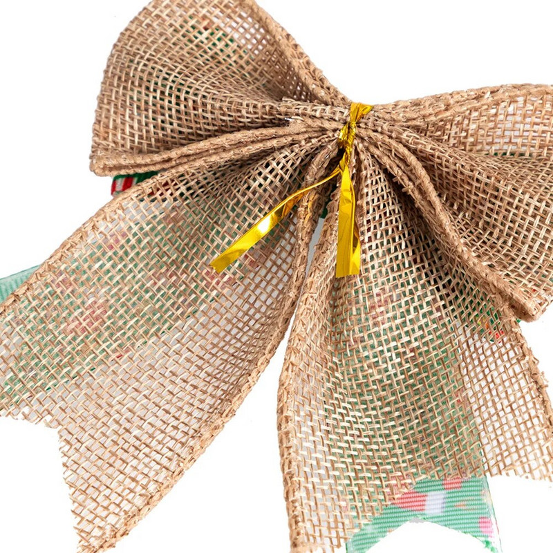 Puikus lankelis su kalėdiniu spaudiniu, lengvas dekoratyvinis ornamentas prie medžio durų sienos