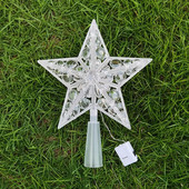 Ziemassvētku eglītes rotājuma egles virskārta Ziemassvētku eglītes zvaigznei. Svētku rotājums ar baterijām