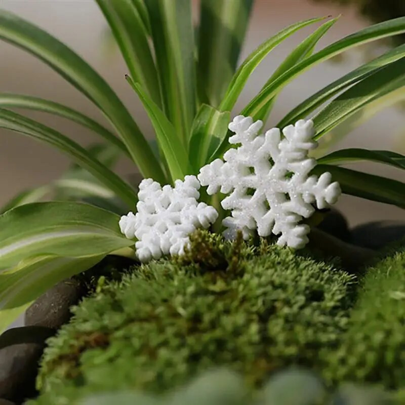 24 KOM Božićni ukras u obliku pahuljica Božićni minijaturni ukras Svjetlucavi ukras od smole u obliku pahuljica Bonsai ukras za festival