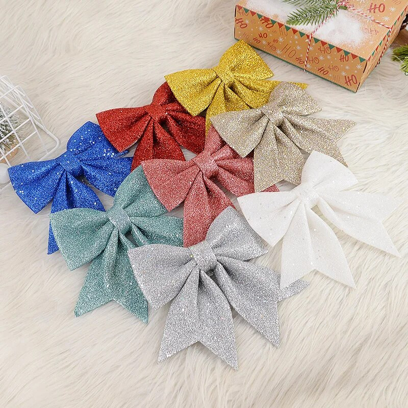 Lieli loki, sarkani zelti, mirdzoši mirdzoši Ziemassvētku tauriņi, Ziemassvētku eglītes piekārtie rotājumi Kāzu svētku ballīte Ziemassvētku rotājumi