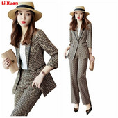 Jauni, eleganti sieviešu uzvalki 2023. gada vasarai, augstas kvalitātes modes plāns, ikdienas žakete un bikses, sieviešu darba apģērbs