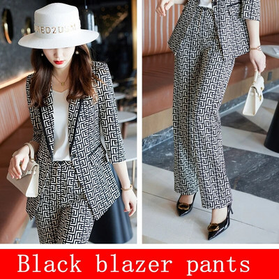 Jauni, eleganti sieviešu uzvalki 2023. gada vasarai, augstas kvalitātes modes plāns, ikdienas žakete un bikses, sieviešu darba apģērbs