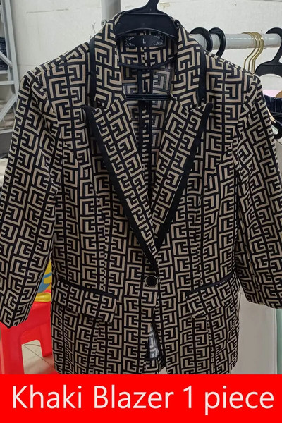 Jauni, eleganti sieviešu uzvalki 2023. gada vasarai, augstas kvalitātes modes plāns, ikdienas žakete un bikses, sieviešu darba apģērbs