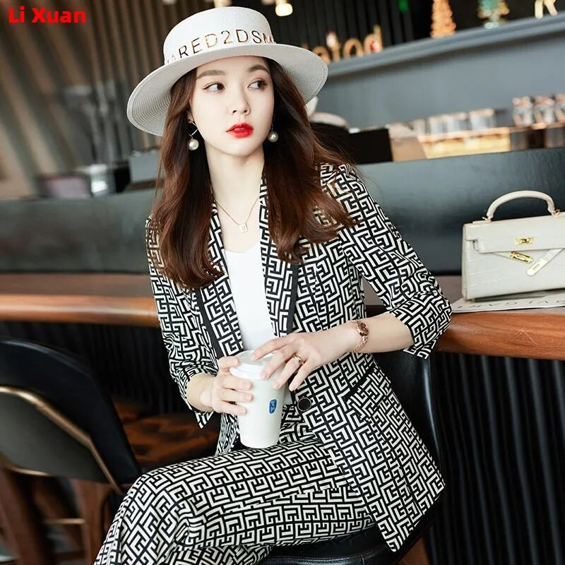 Jauni, eleganti sieviešu uzvalki 2023. gada vasarai, augstas kvalitātes modes plāns, ikdienas žakete un bikses, sieviešu darba apģērbs