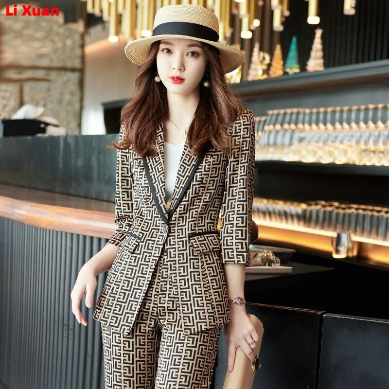 Jauni, eleganti sieviešu uzvalki 2023. gada vasarai, augstas kvalitātes modes plāns, ikdienas žakete un bikses, sieviešu darba apģērbs