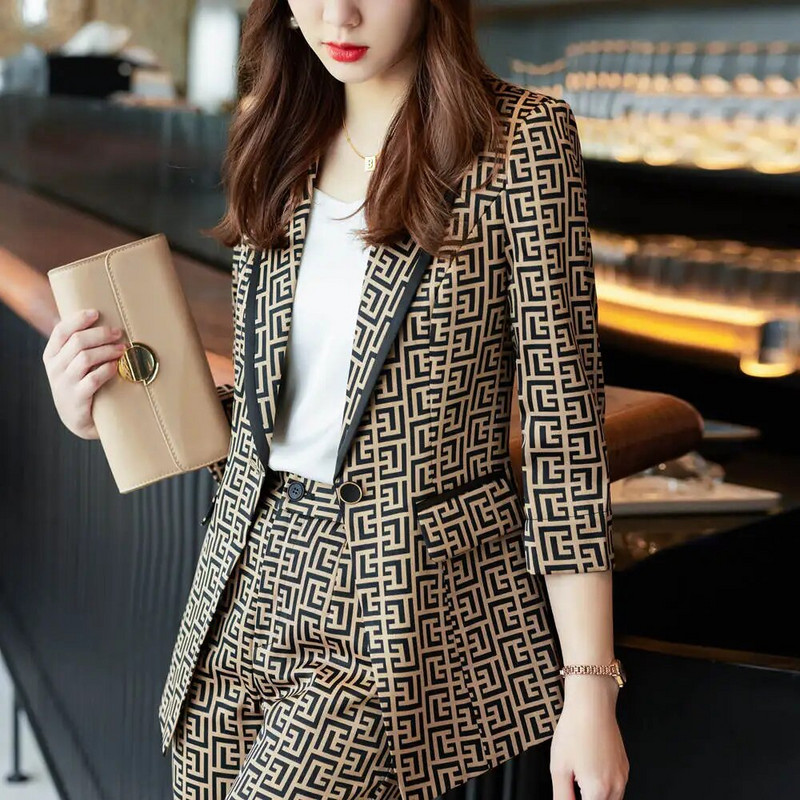 Jauni, eleganti sieviešu uzvalki 2023. gada vasarai, augstas kvalitātes modes plāns, ikdienas žakete un bikses, sieviešu darba apģērbs