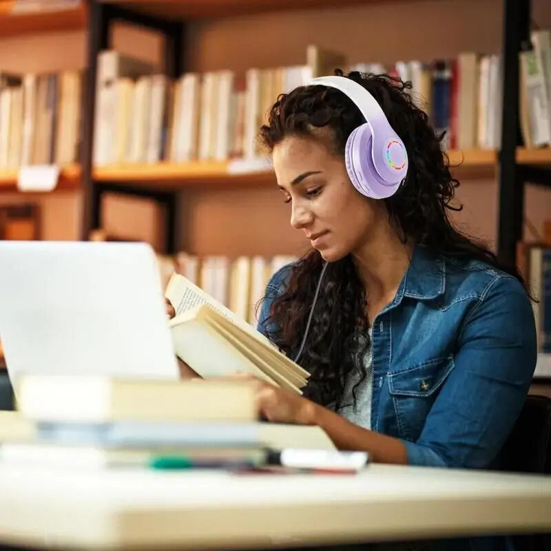 Zema latentuma bezvadu austiņas pārnēsājamas 5.3 spēļu austiņas ar LED gaismu ceļojumu viedtālrunis dators klēpjdators tālrunis TV tiešsaistes klase