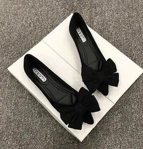 Juodi vienviečiai batai 2023 m. pavasario/rudens moteriški batai sekliais smailiais pirštais, plokščiapadžiais batai moteriški batai su drugeliais, didelio dydžio 44 45 46