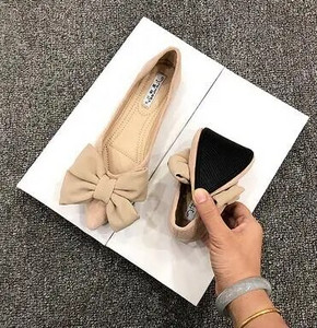 Juodi vienviečiai batai 2023 m. pavasario/rudens moteriški batai sekliais smailiais pirštais, plokščiapadžiais batai moteriški batai su drugeliais, didelio dydžio 44 45 46