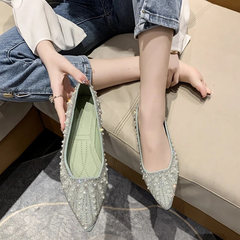 Skatuves apavi sievietēm Luksusa auklas krelles balerīnas ar smailiem purngaliem, pērļu balets, dzīvokļi Sieviešu rhinestones kāzu ballīte Zapatos