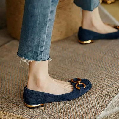 Ženske natikače Vintage britanskog stila Slip on Ravne cipele Ženske mazge Ravne cipele s lancem od umjetne antilop kože Metalni mugler zapatillas mujer 9859N