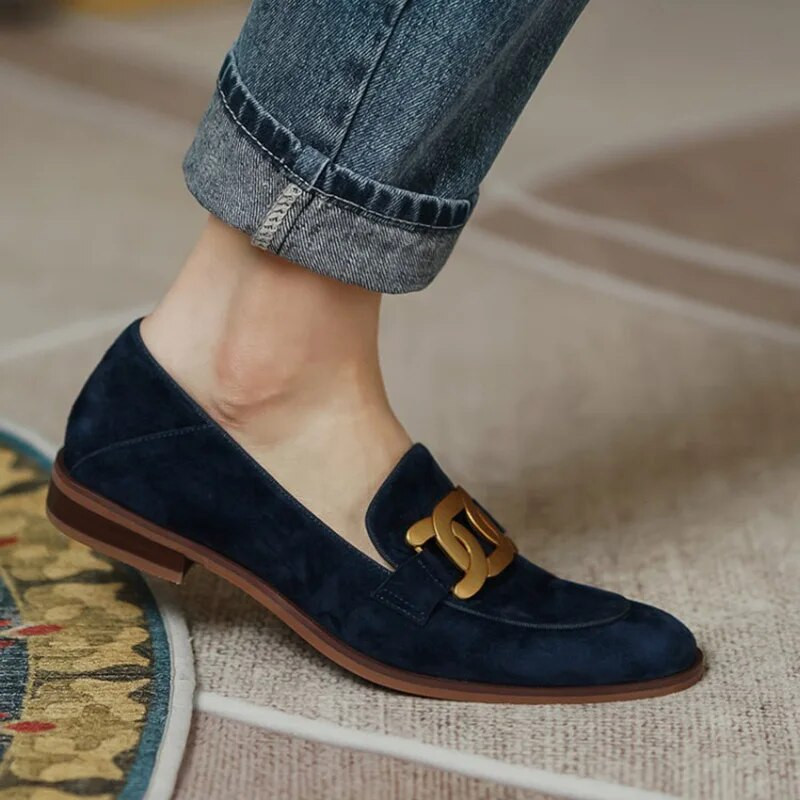 Ženske natikače Vintage britanskog stila Slip on Ravne cipele Ženske mazge Ravne cipele s lancem od umjetne antilop kože Metalni mugler zapatillas mujer 9859N