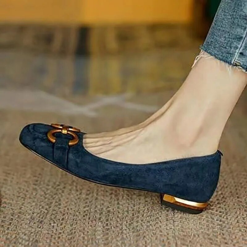 Ženske natikače Vintage britanskog stila Slip on Ravne cipele Ženske mazge Ravne cipele s lancem od umjetne antilop kože Metalni mugler zapatillas mujer 9859N