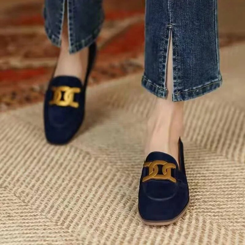 Ženske natikače Vintage britanskog stila Slip on Ravne cipele Ženske mazge Ravne cipele s lancem od umjetne antilop kože Metalni mugler zapatillas mujer 9859N