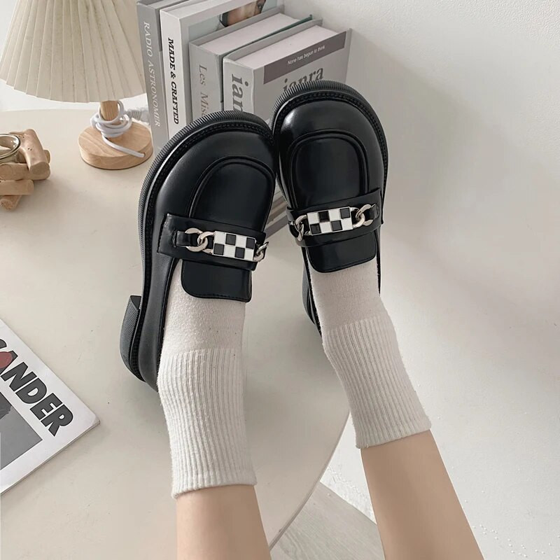 Női derby cipők fekete lapos, brit stílusú, alkalmi női tornacipők, női lábbelik, sima szájú cipők puha szőrrel, 2023