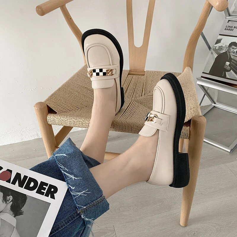 Női derby cipők fekete lapos, brit stílusú, alkalmi női tornacipők, női lábbelik, sima szájú cipők puha szőrrel, 2023