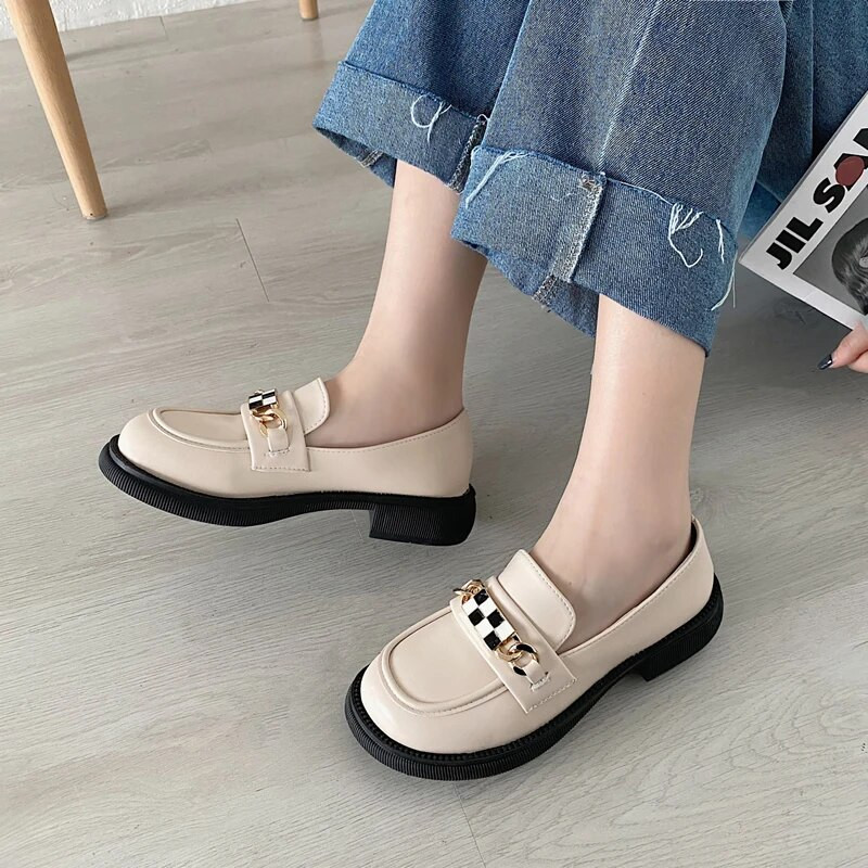 Női derby cipők fekete lapos, brit stílusú, alkalmi női tornacipők, női lábbelik, sima szájú cipők puha szőrrel, 2023