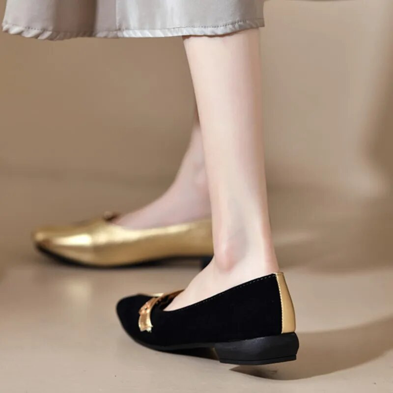 Mišrių spalvų plokščiapadžiai moteriški batai laivui Auksiniai, juodi „pacthwork“ užsegami plokščiapadžiai batai.