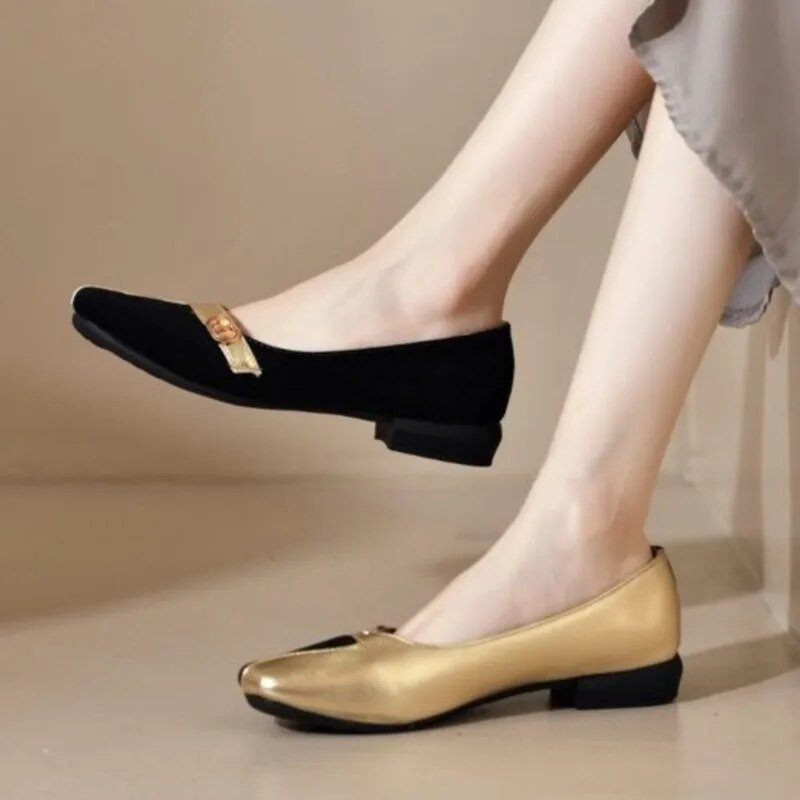 Mišrių spalvų plokščiapadžiai moteriški batai laivui Auksiniai, juodi „pacthwork“ užsegami plokščiapadžiai batai.