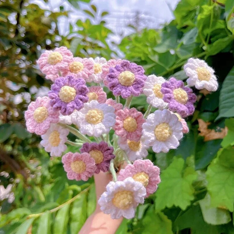 Ar rokām adīts tamborēts ziedu pušķis piena kokvilnas margrietiņa mākslīgie ziedi mājās gatavoti austi ziedi Ziemassvētku dāvanai Jaungada dekors 꽃다발