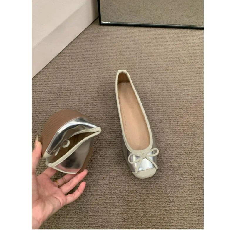 Franču stila sudraba apavi ar bieziem papēžiem sievietēm 2023. g. Jaunas vasaras daudzpusīgās loka baleta apavi ārējai tirdzniecībai