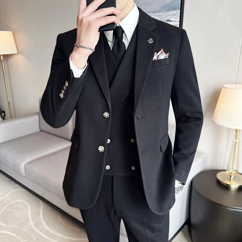 2023. gads — Boutique (žakete + veste + bikses) vīriešu modes biznesa formāla britu modes tendence Džentlmenis, slaids ikdienas kāzu 3 daļ.