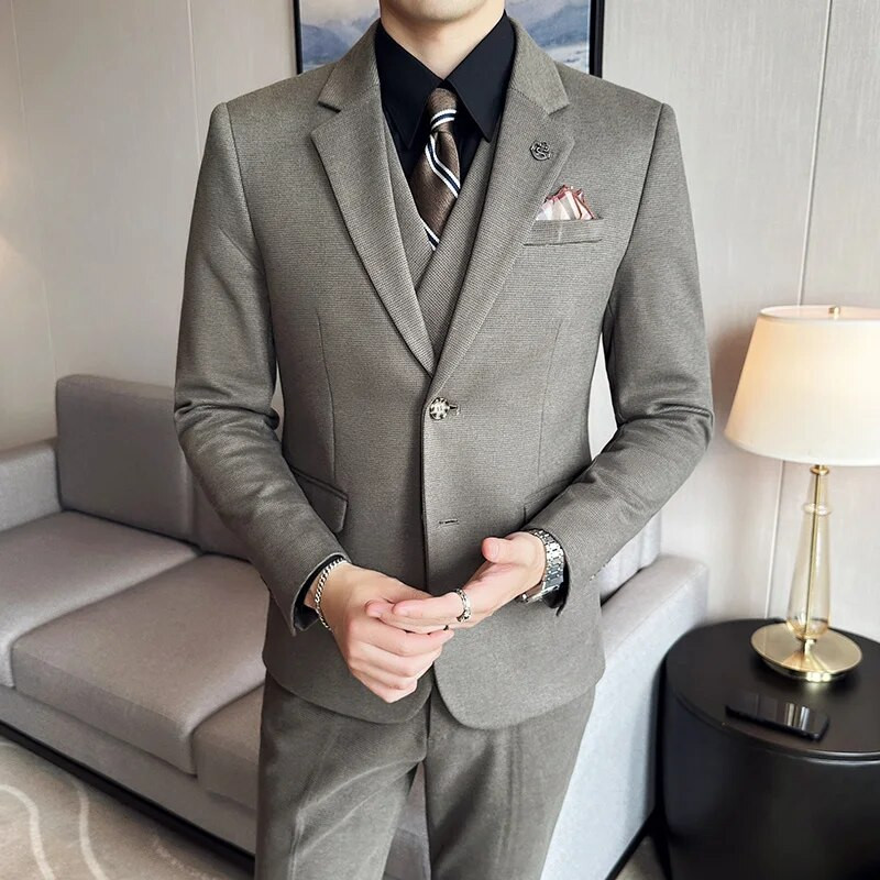 2023. gads — Boutique (žakete + veste + bikses) vīriešu modes biznesa formāla britu modes tendence Džentlmenis, slaids ikdienas kāzu 3 daļ.