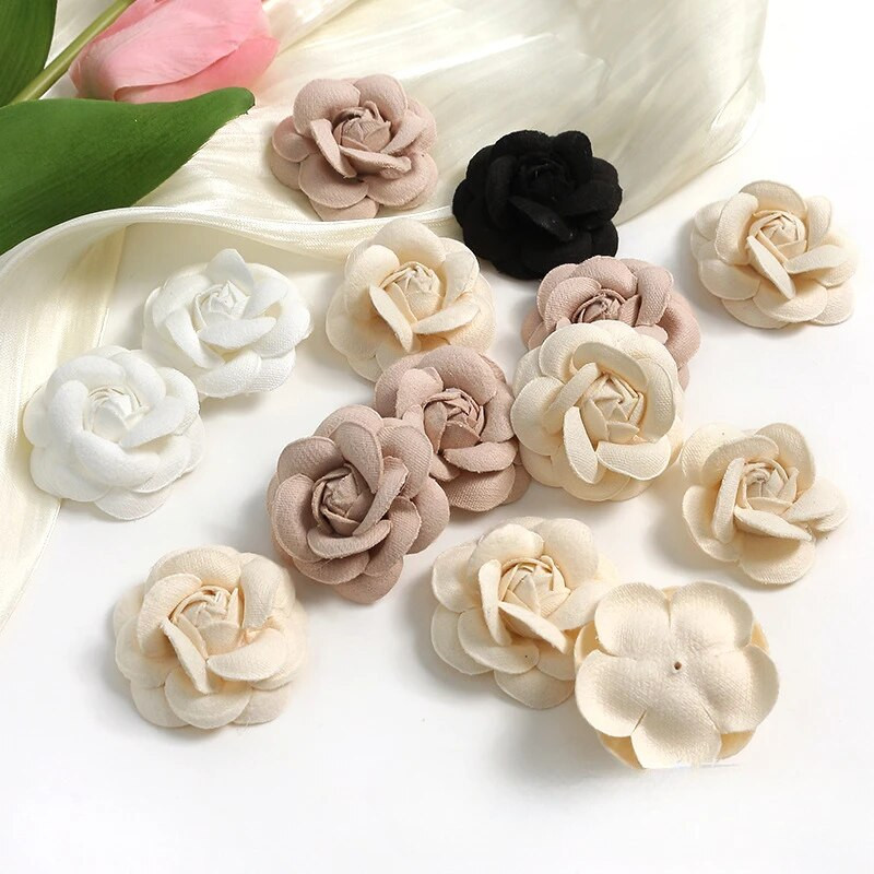 10 gab. 5 CM korejiešu kamēlijas ziedi, ar rokām darināti rožu galvas apavi un cepures. Apģērbu aksesuāri.