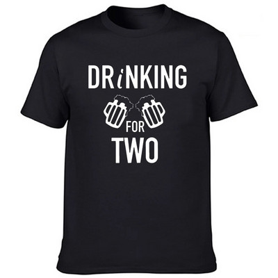 Joomine kahele Söömine kahele Rasedus paljastada paar mustad T-särgid, uus beebikuulutus, et emme saab isaks