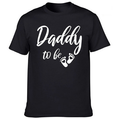 Joomine kahele Söömine kahele Rasedus paljastada paar mustad T-särgid, uus beebikuulutus, et emme saab isaks