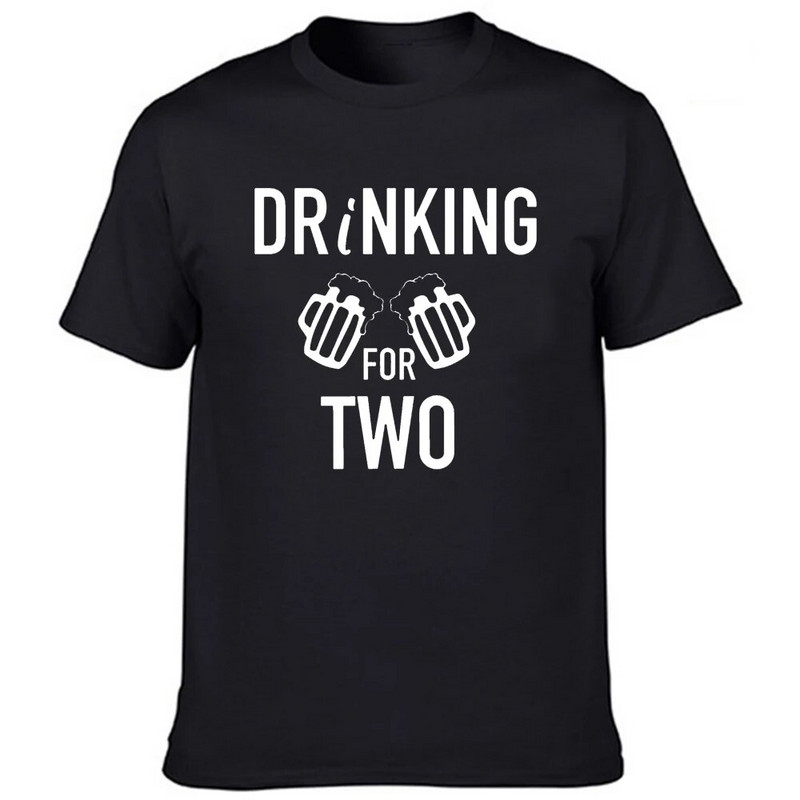 Joomine kahele Söömine kahele Rasedus paljastada paar mustad T-särgid, uus beebikuulutus, et emme saab isaks