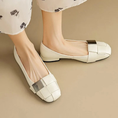 Nove ženske ravne cipele s ravnim prstima s ravnim prstima Ženske natikače s metalnim remenom Cipele za čamac na niske pete Kožne svečane cipele Jesen 1558N